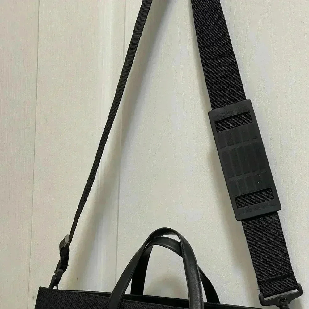 Tumi Ballistic Nylon leather
Briefcase long adjustable padded shoulder straps - Picture 16 of 16